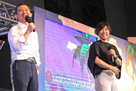 　トークショーで笑顔をみせる横西奏恵さん（右）と瓜生正義