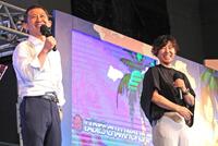 　トークショーで笑顔をみせる横西奏恵さん（右）と瓜生正義