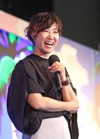 　トークショーで笑顔をみせる横西奏恵さん