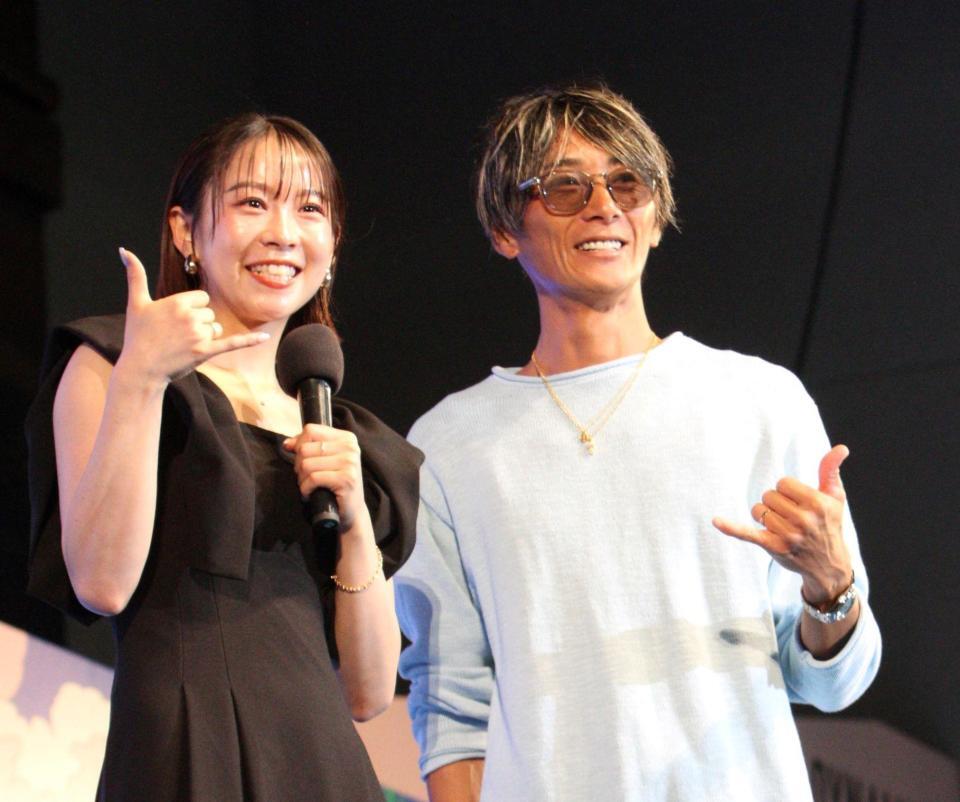 　トークショーを行った峰竜太（右）と野田なづきの師弟コンビ