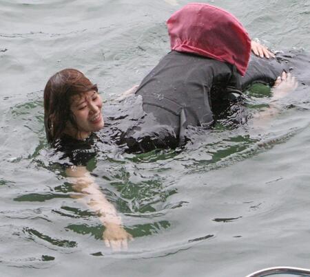 　一緒に飛び込んだ清水愛海がおぼれかけたため救助する山口真喜子