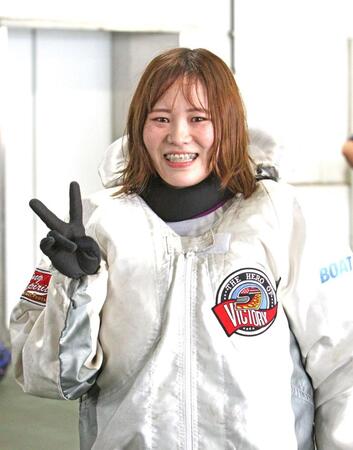 　最終日に念願のＧ初勝利を決め笑顔でＶサインの山口真喜子