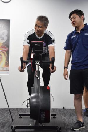 ワットバイクに挑戦する森崎浩司氏