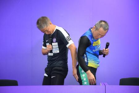 トークショーで太ももを比べる森崎浩司氏（左）と現役競輪選手の吉永和生