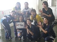 　水神祭をあげ祝福される山口真喜子（前列左から２人目）