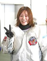 　最終日に念願のＧ初勝利を決め笑顔でＶサインの山口真喜子