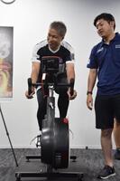 ワットバイクに挑戦する森崎浩司氏