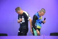 トークショーで太ももを比べる森崎浩司氏（左）と現役競輪選手の吉永和生