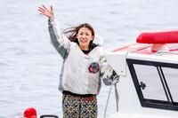 　手を振る鎌倉涼