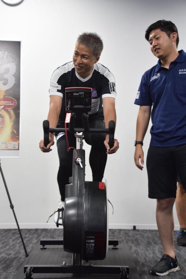 ワットバイクに挑戦する森崎浩司氏
