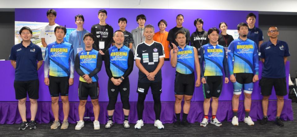 森崎浩司氏（前列中央）らが参加して盛り上がったワットバイク体験イベント