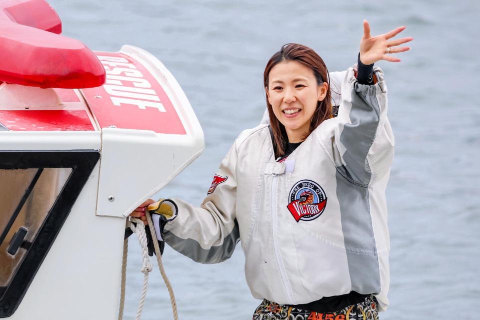 　ファンの声援に手を振る鎌倉涼