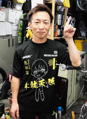 準決進出へアタマ勝負のサインを出す鈴木宏和