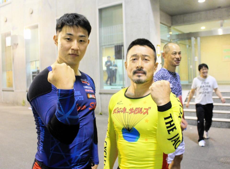 　準々決勝で連係する中野慎詞（左）と佐藤慎太郎