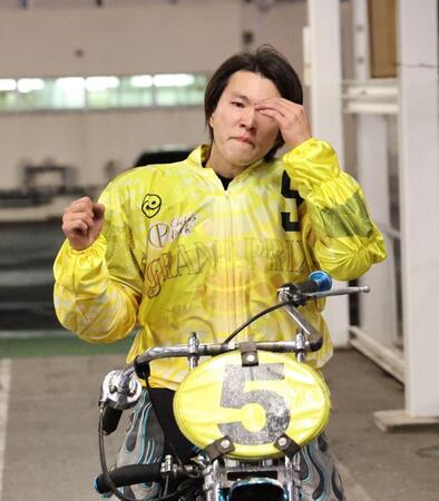 　最年少でグランドスラムを達成し涙する鈴木圭一郎