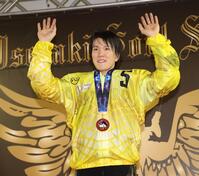 　観衆の声援に笑顔で応える鈴木圭一郎