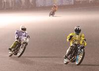 　ウイニングランでガッツポーズする鈴木圭一郎（右）