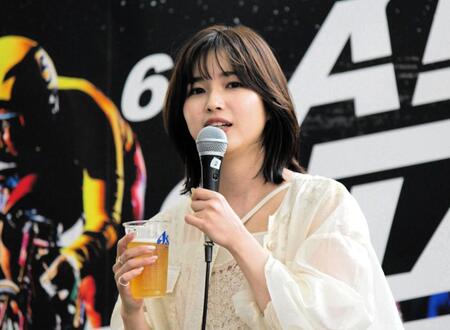 【競輪】函館Ｇ１　荒川ひかりがビールを持ってトークショー「飲むタイミングが難しいですね」と苦戦するも大盛り上がり