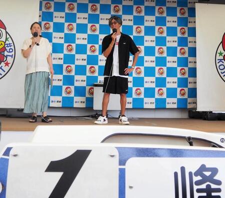 　児島でトークショーを行った峰竜太