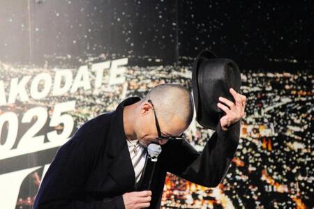 　トークショーを行う松岡昌宏