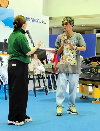 　びわこボートでトークショーを行う峰竜太