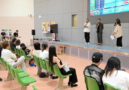 　軽妙なトークで会場を沸かす三宅伸氏（壇上左）と茅原悠紀（同中央）＝撮影・金居みつよし