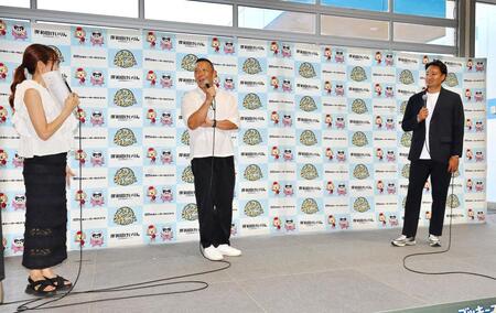 　岸和田競輪でトークショーに出演中の秋山拓巳氏（右）と三宅伸氏（中央）。左はＭＣの星野めぐみ