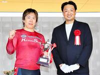 　和歌山県営開催のデイリースポーツ杯を制した東口善朋（左）とプレゼンターの秋山拓巳氏