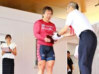 　デイリースポーツ杯を受け取る東口善朋（中央）