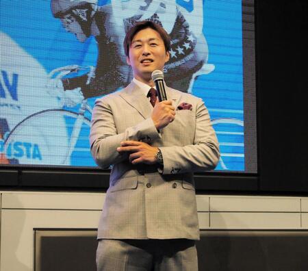 　引退発表会に出席した平原康多