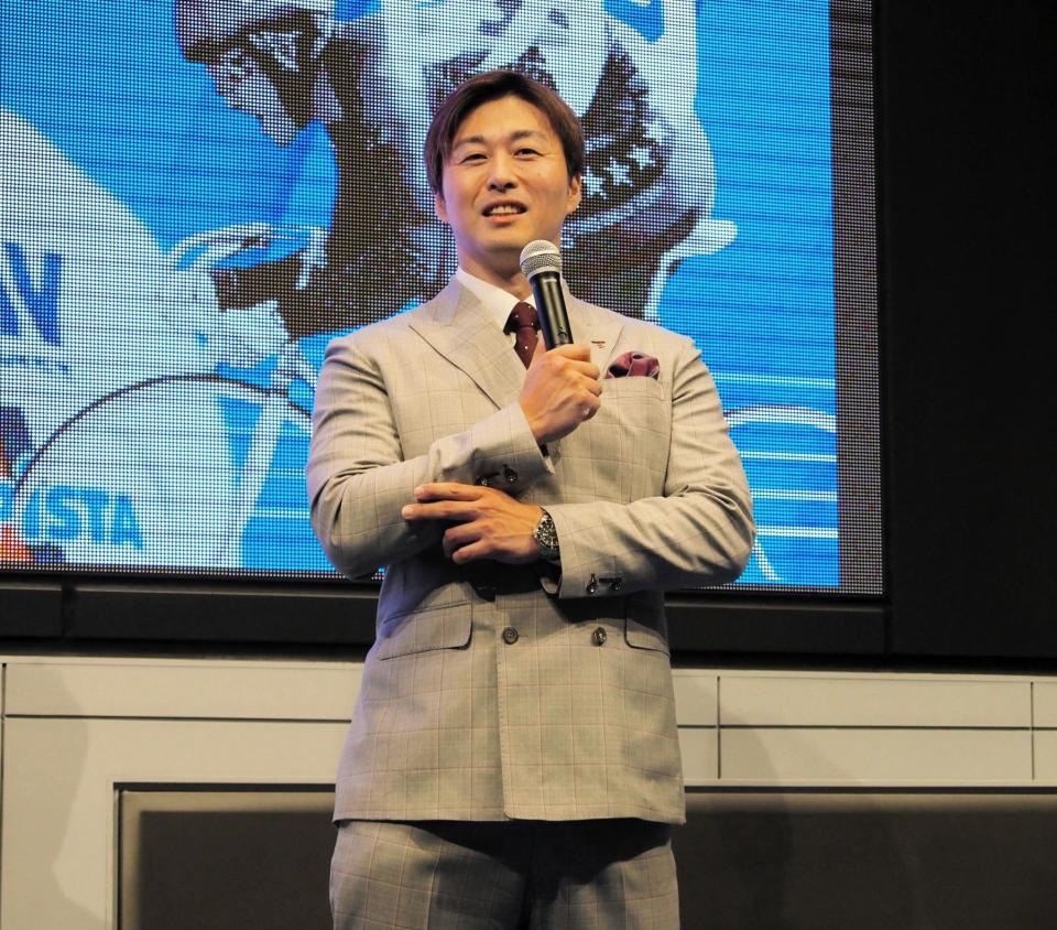 　引退発表会に出席した平原康多