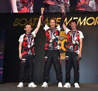 　瓜生正義（左）と大峯豊（右）から祝福される白井英治