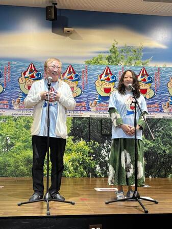 あいさつする高須克弥院長（左）と西原理恵子氏（右）