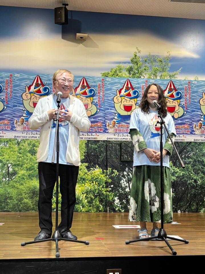 あいさつする高須克弥院長（左）と西原理恵子氏（右）