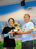 　優勝カップを手にする渡辺優美