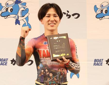 　優勝盾を手に笑顔の常住蓮