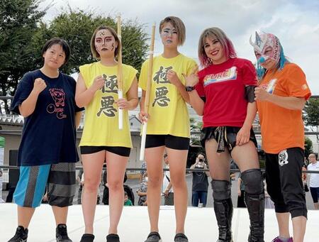 　女子プロレスイベントに乱入した（左から２人目）信沢と本田