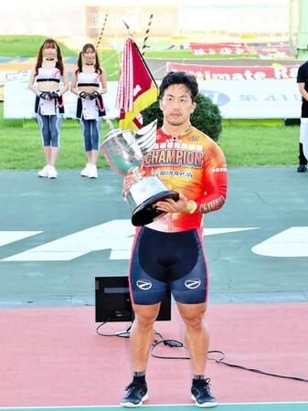 　優勝してカップが授与された南修二