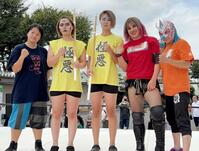 　女子プロレスイベントに乱入した（左から２人目）信沢と本田