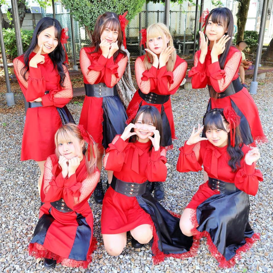 　福井競輪でライブを終えたＳｔａｒ☆Ｔ（前列左から）佐藤瑠那、小松奈々、りこ。（後列左から）和久田朱里、斉藤暉、近藤実希、和希