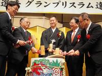 　鏡割りを行う脇本雄太（中央）