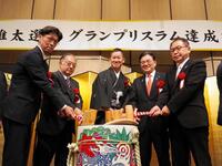 　鏡割りを行う脇本雄太（中央）