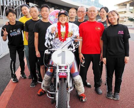 　デイリースポーツ杯を逃げ切った本田仁恵（中央）と仲間たち