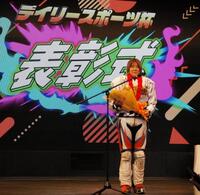 　表彰式でファンの声援に応える本田仁恵