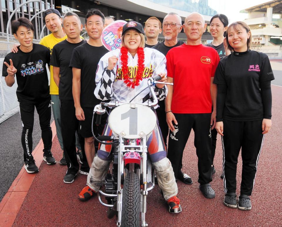 　デイリースポーツ杯を逃げ切った本田仁恵（中央）と仲間たち