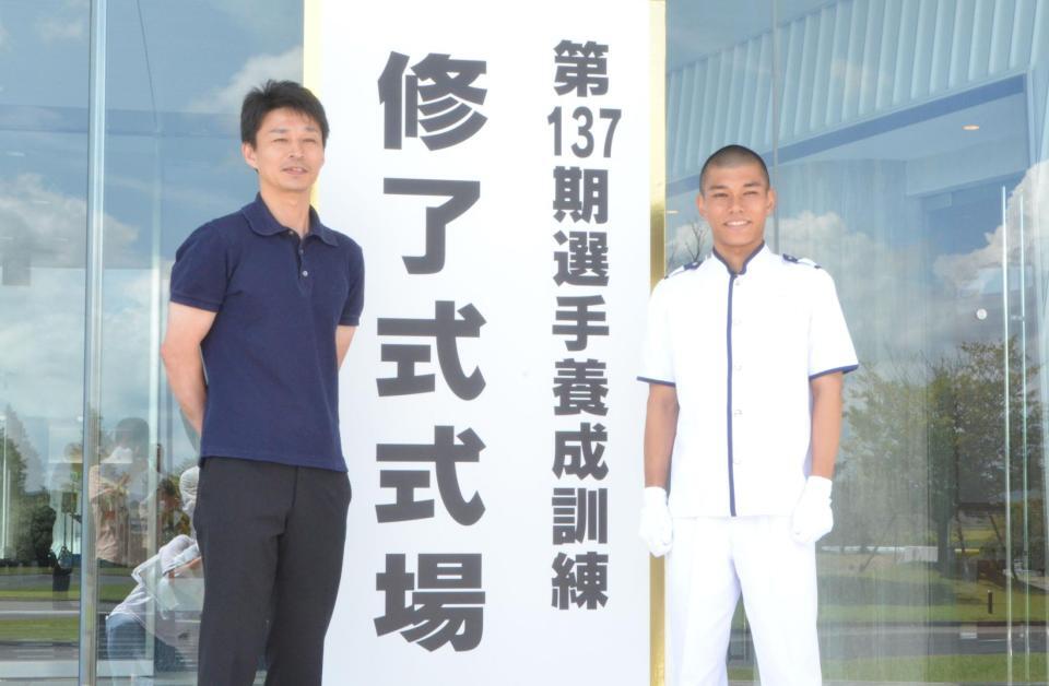 　父の藤田竜弘（左）と記念写真に納まる藤田康生