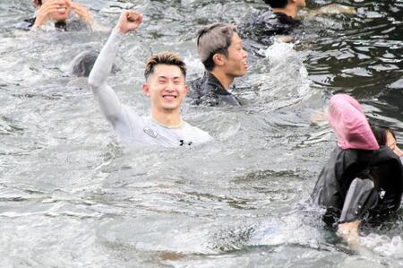 　Ｇ１初１着を水神祭で祝福された宗行治哉