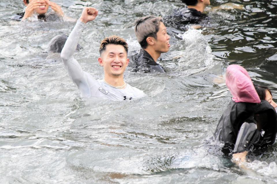 　Ｇ１初１着を水神祭で祝福された宗行治哉