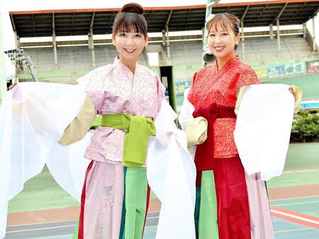 　向日町記念開催中の奈良競輪でラウンドガールを務める藤澤夕海香さん（左）、高棹はるかさん