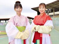 　向日町記念開催中の奈良競輪でラウンドガールを務める藤澤夕海香さん（左）、高棹はるかさん